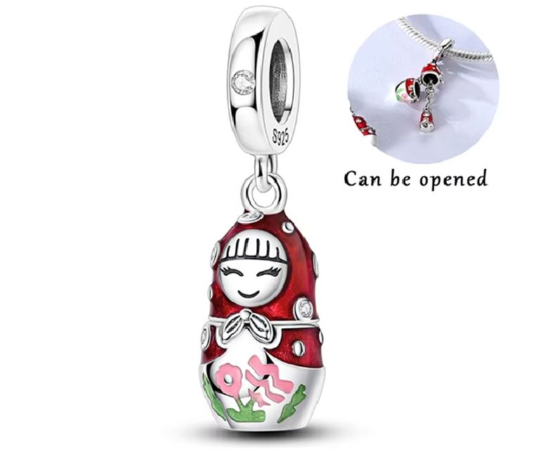 Rood en zilveren pendant met een gelukkige poppetje 