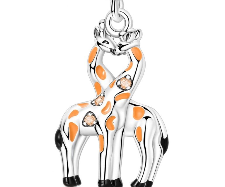 Zilveren hanger van een giraffe met oranje vlekken.