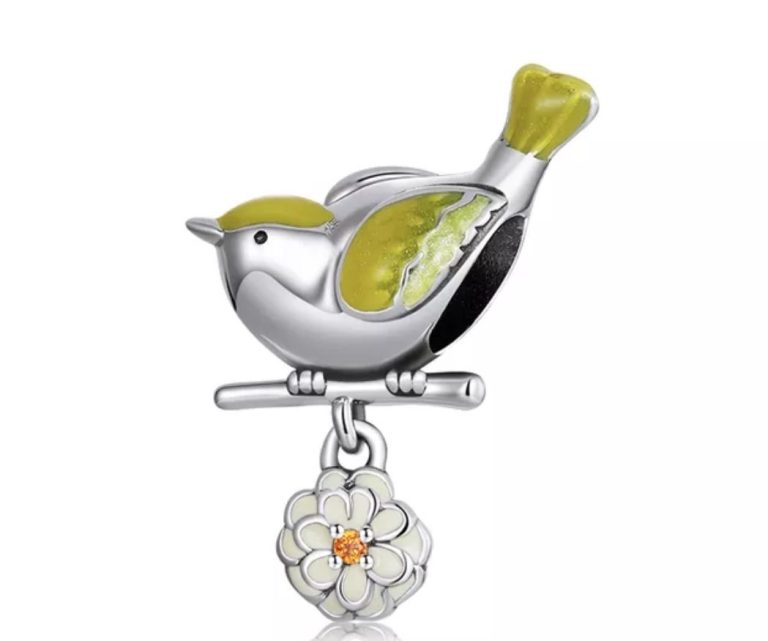 Een kleurrijke bedel van een vogel op een tak met een bloem eronder.